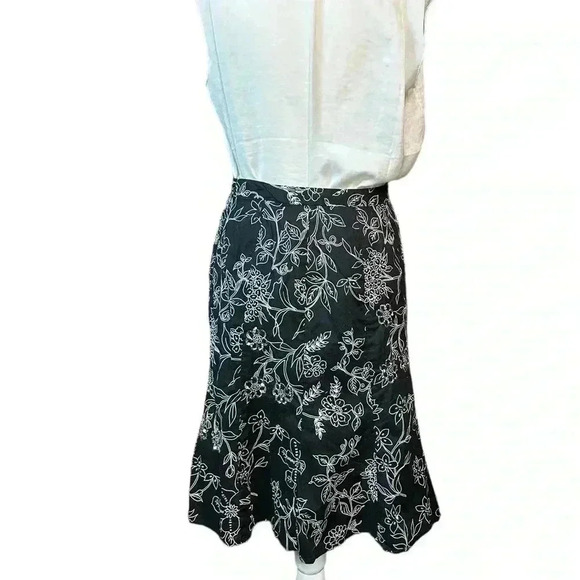 Ann Taylor Black White Floral Sequin Embellished A-Line Skirt Size 4P - Picture 4 of 6
